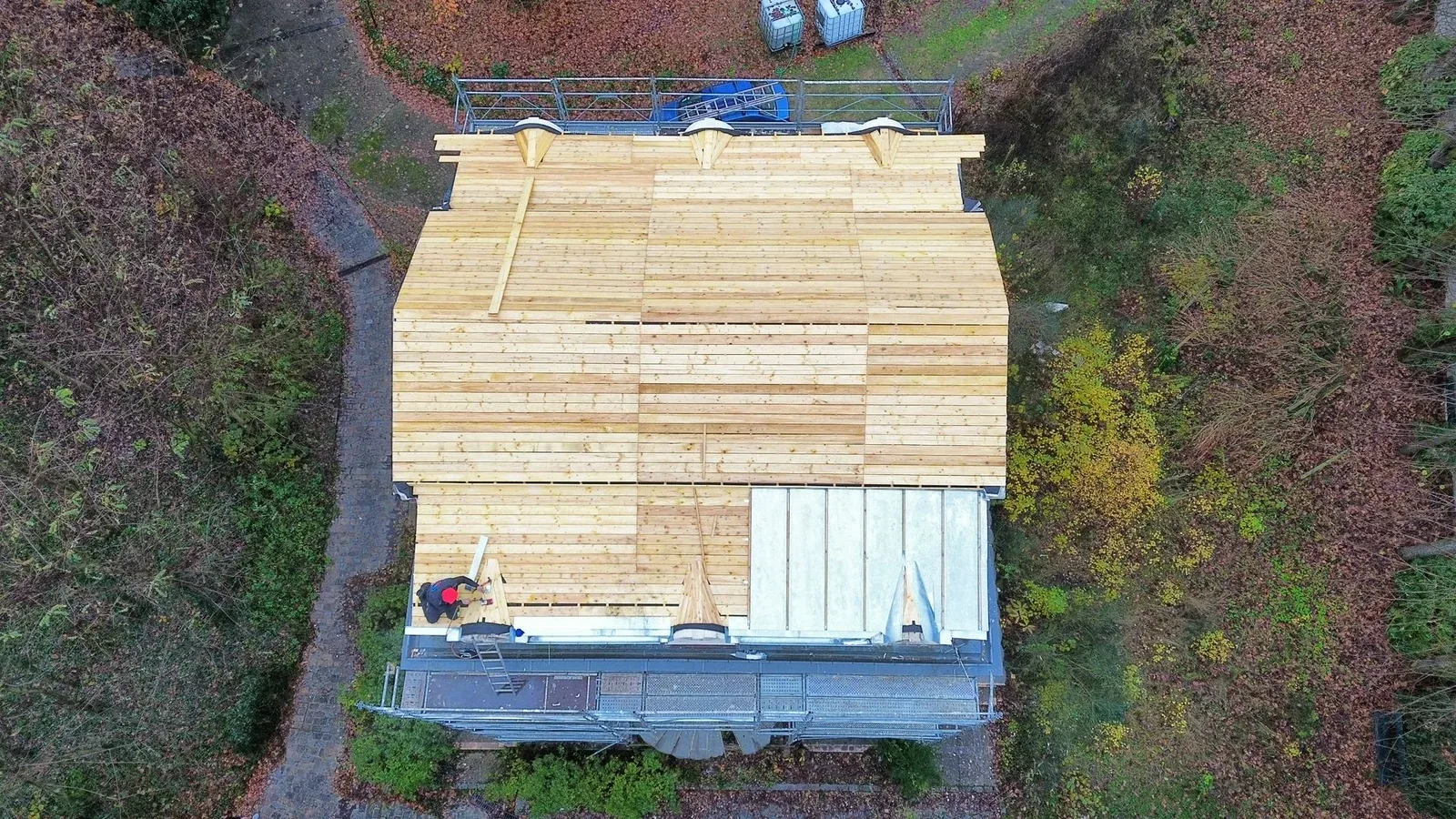 Réalisation : Habillage de toiture en bois vue aérienne — Charpente